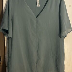 Zenana Outfitters green V-Neck Top flowy women’s size medium NWT